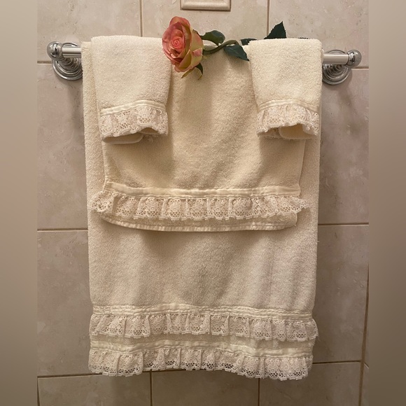 Dundee Bath Decorative Bathroom Towels Poshmark